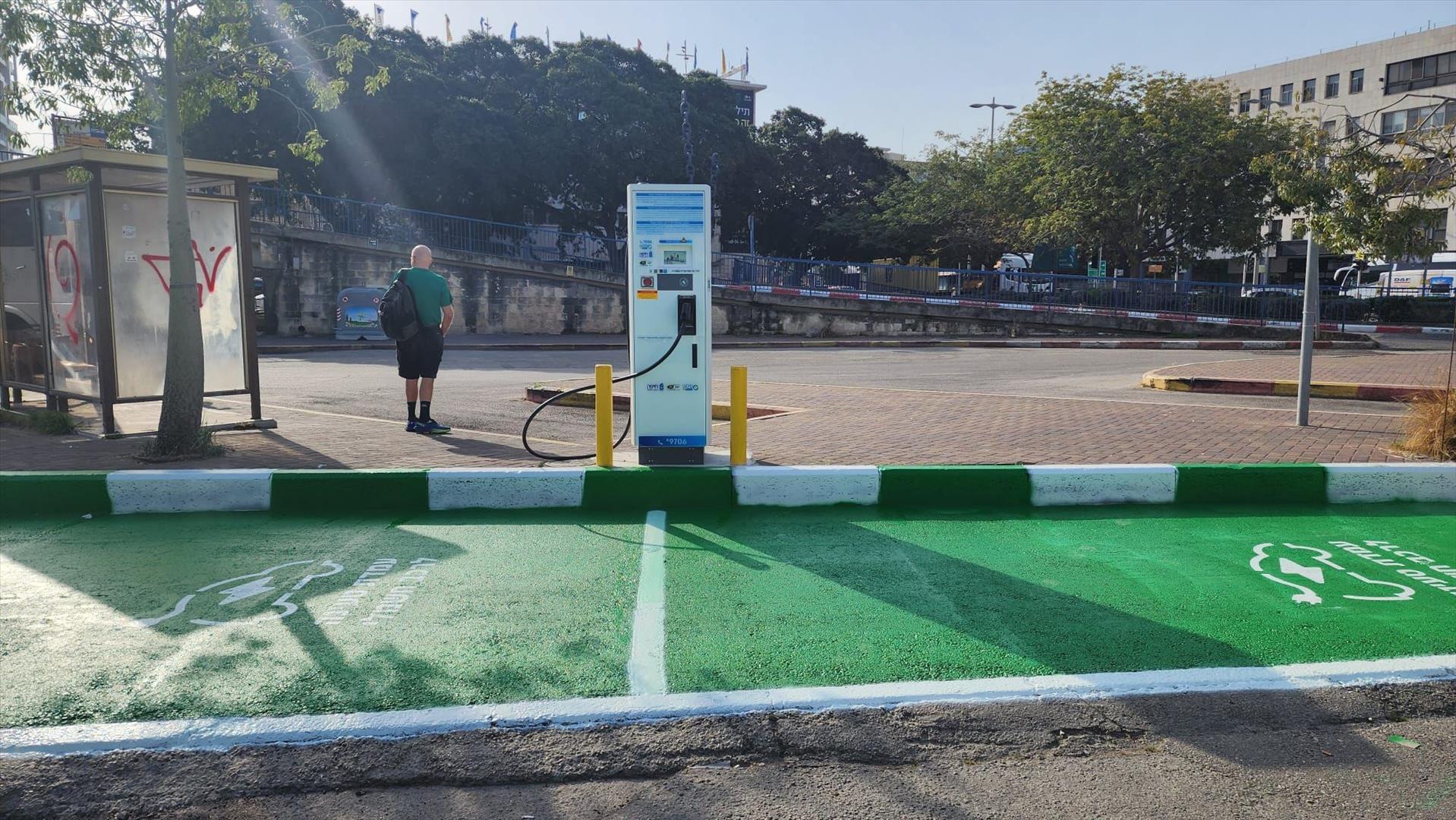 עמדות טעינה ציבוריות לרכבים חשמליים