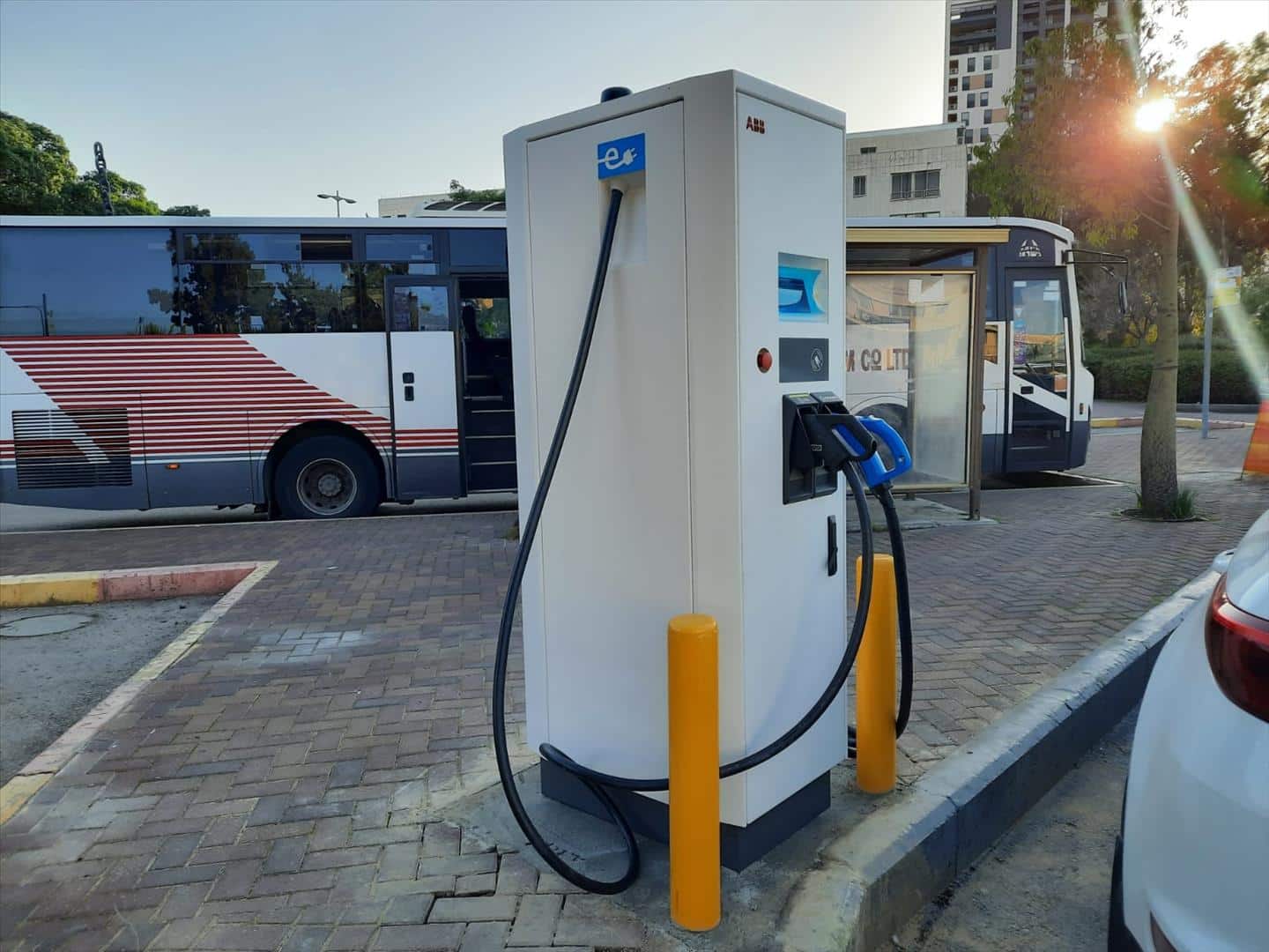 עמדות טעינה ציבוריות לרכבים חשמליים